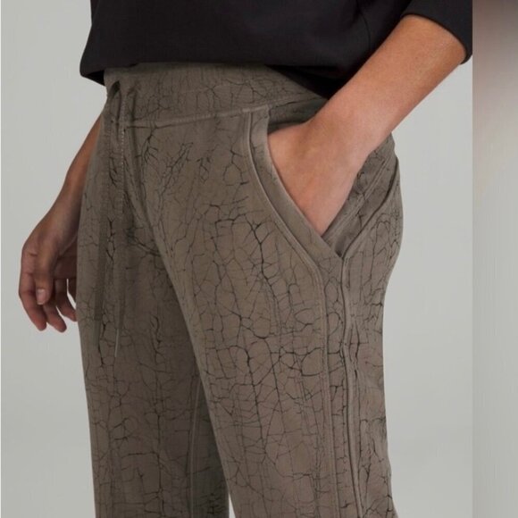 Lululemon Warm Down Joggers 7/8 Length Thread Dye Rover Black Size 4 sweatpants - Picture 2 of 11